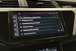 musta Audi e-tron 2022 kuva 18.