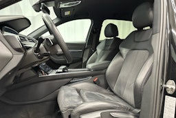 musta Audi e-tron 2022 kuva 22.