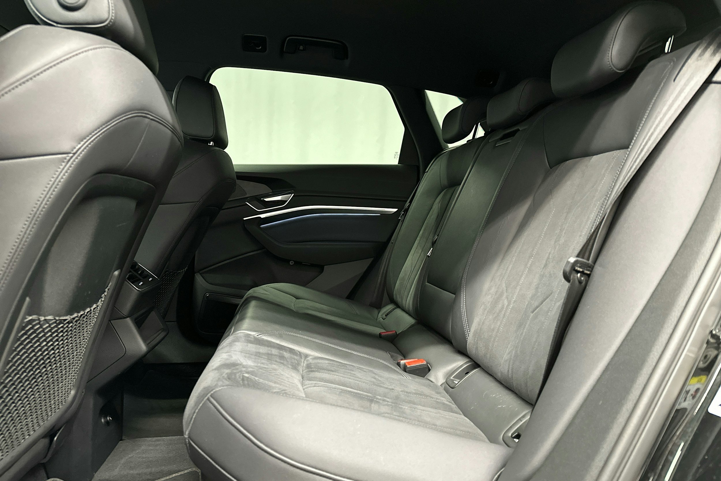 musta Audi e-tron 2022 kuva 23.