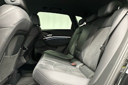 musta Audi e-tron 2022 kuva 23.