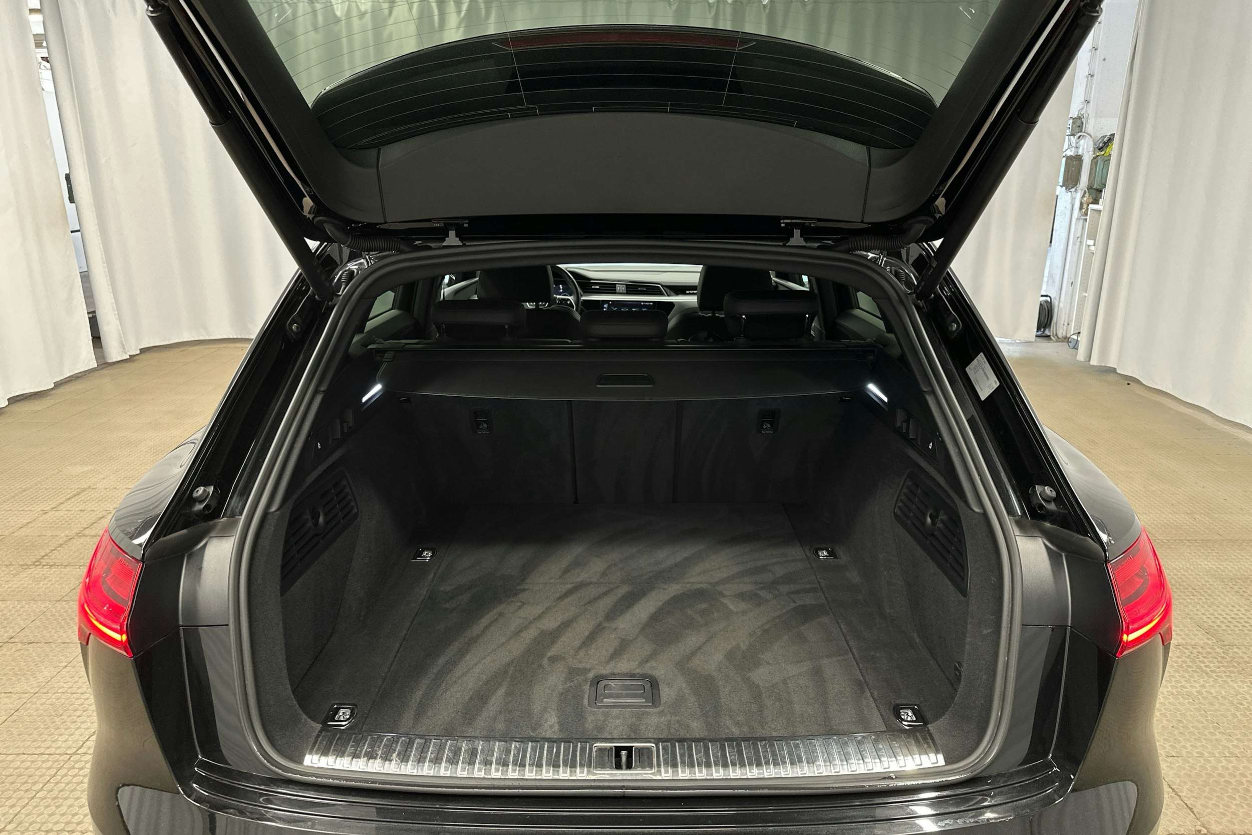 musta Audi e-tron 2022 kuva 24.