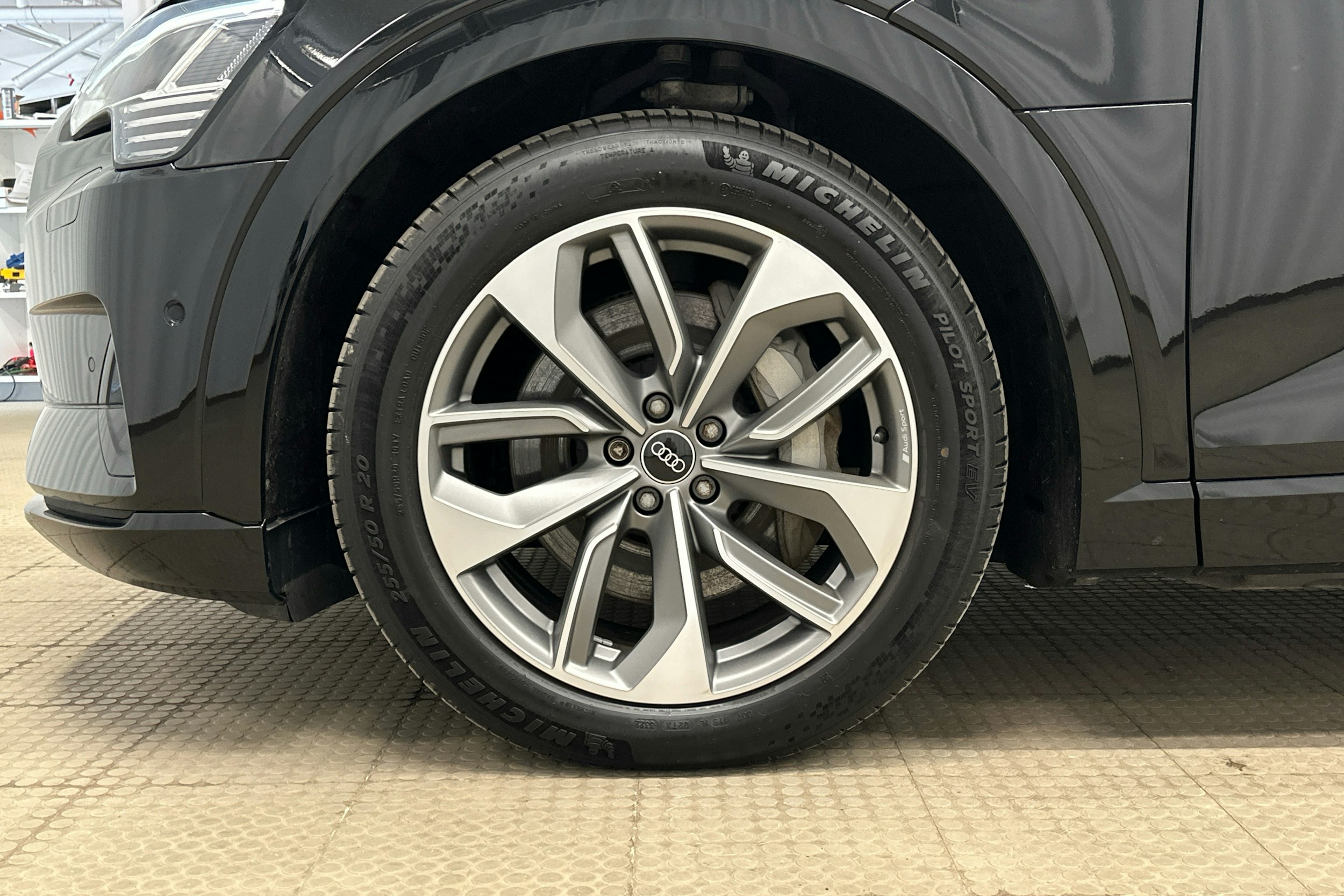 musta Audi e-tron 2022 kuva 26.