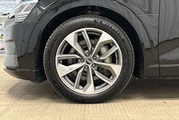 musta Audi e-tron 2022 kuva 26.