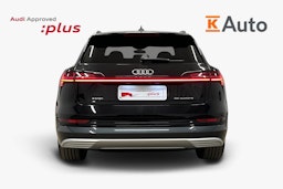 musta Audi e-tron 2022 kuva 3.