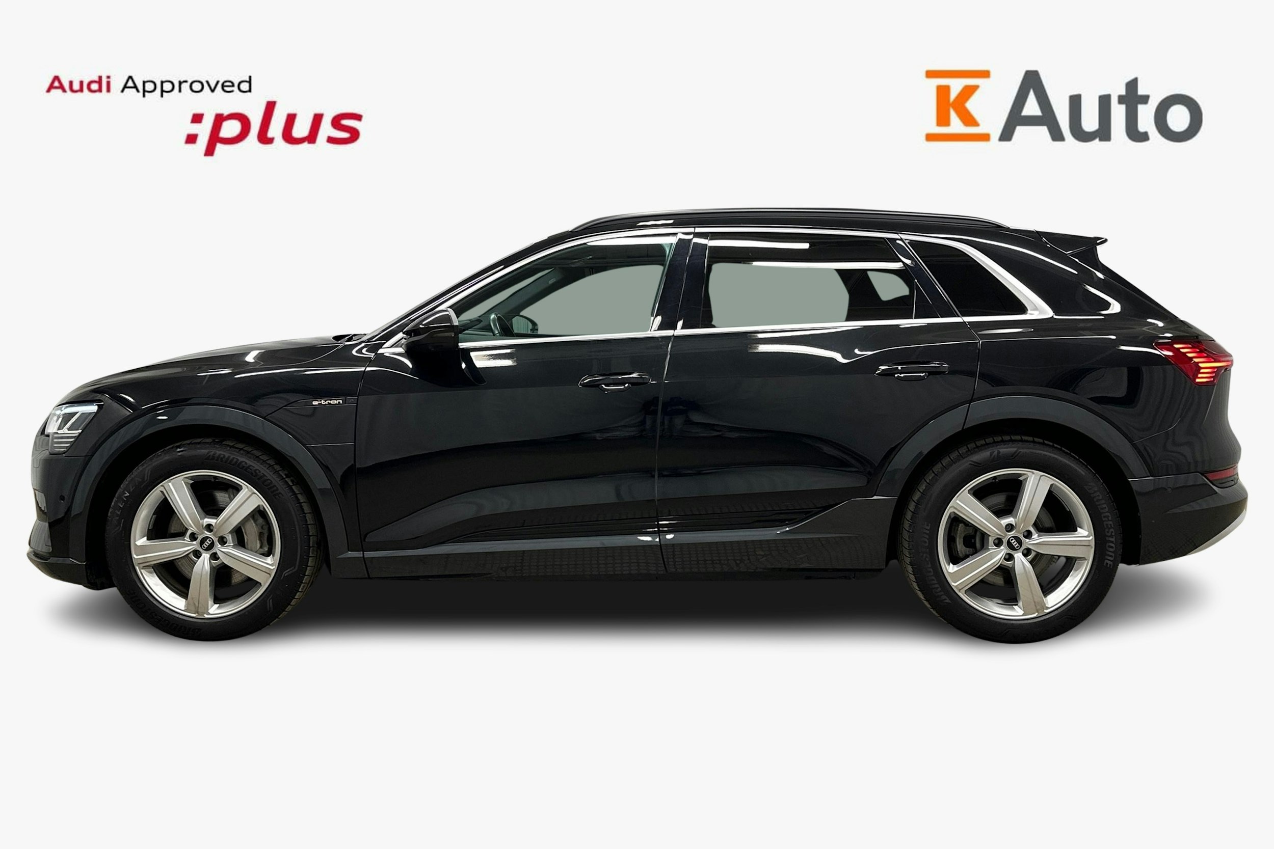 musta Audi e-tron 2022 kuva 6.