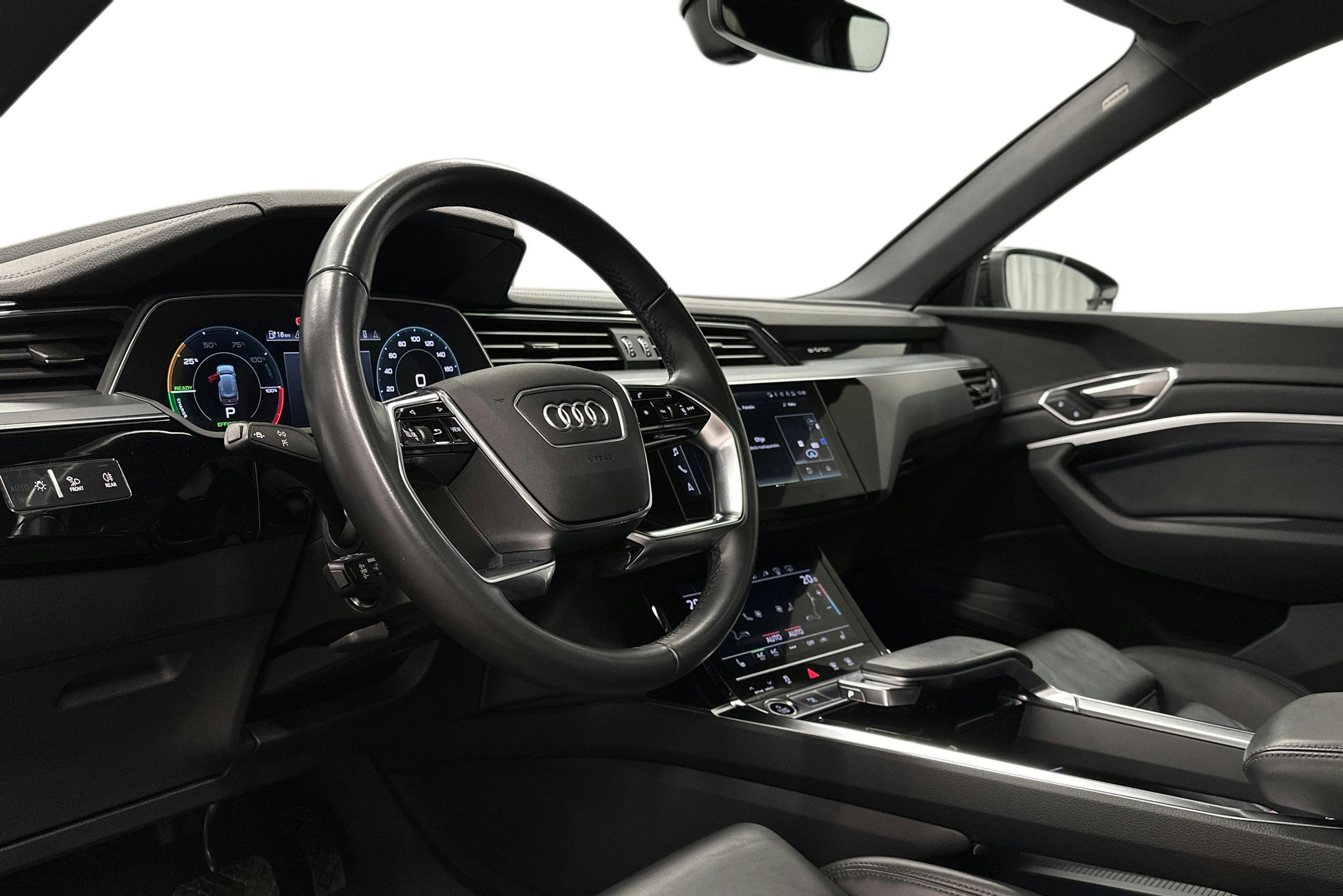 musta Audi e-tron 2022 kuva 7.
