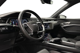 musta Audi e-tron 2022 kuva 7.