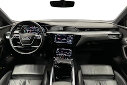 musta Audi e-tron 2022 kuva 9.