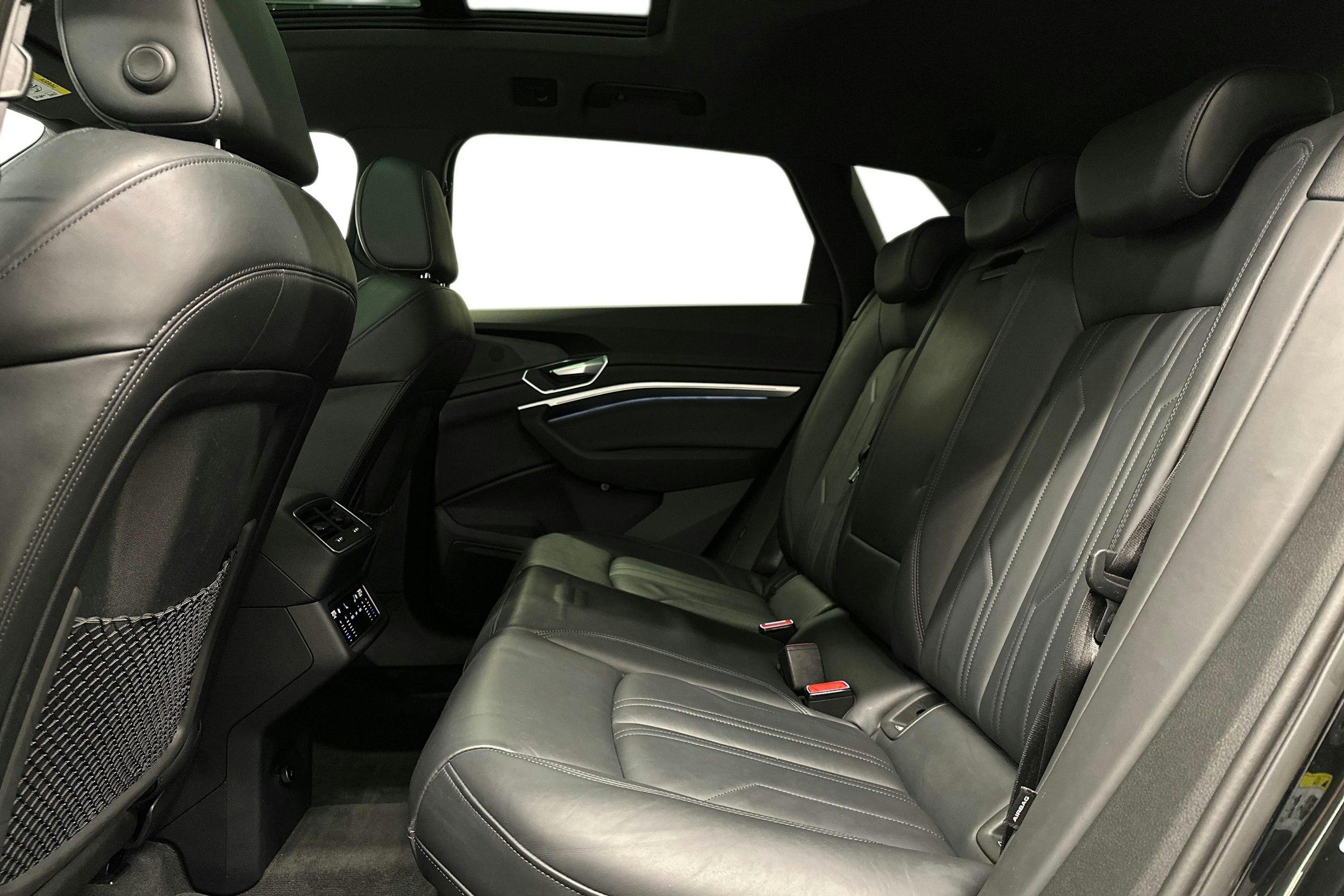 musta Audi e-tron 2022 kuva 10.