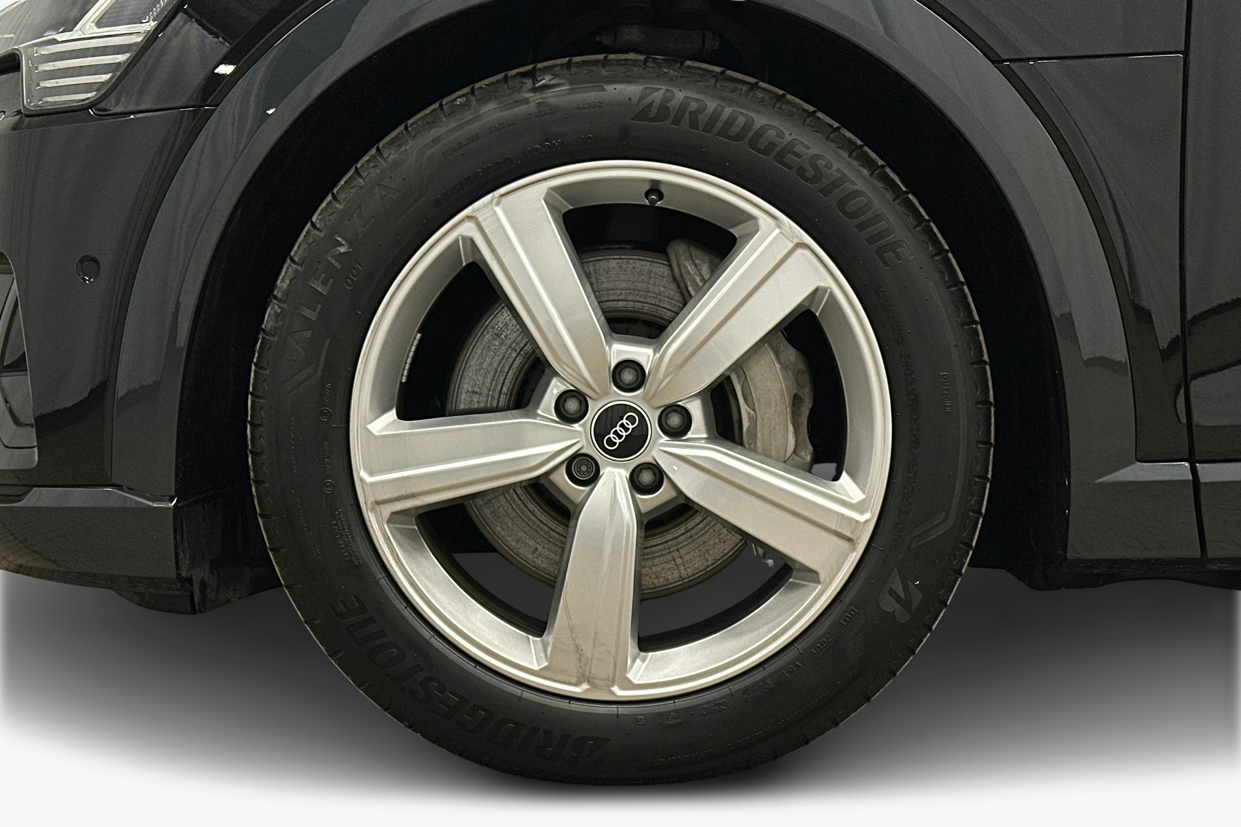 musta Audi e-tron 2022 kuva 11.