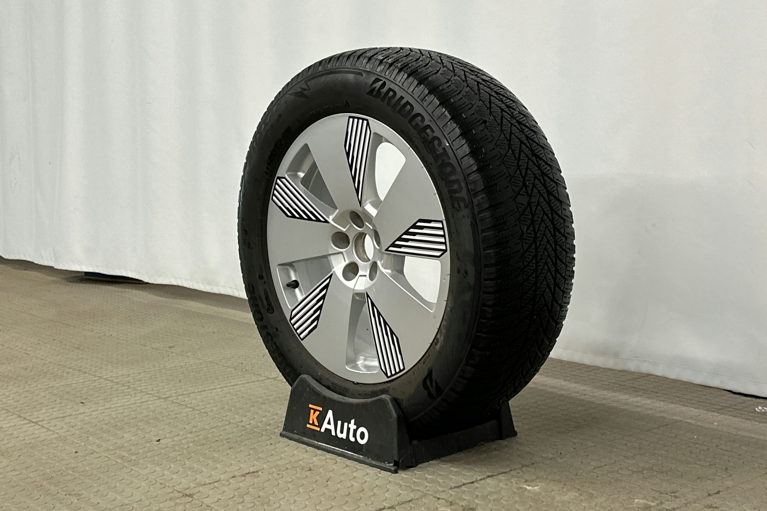 musta Audi e-tron 2022 kuva 12.