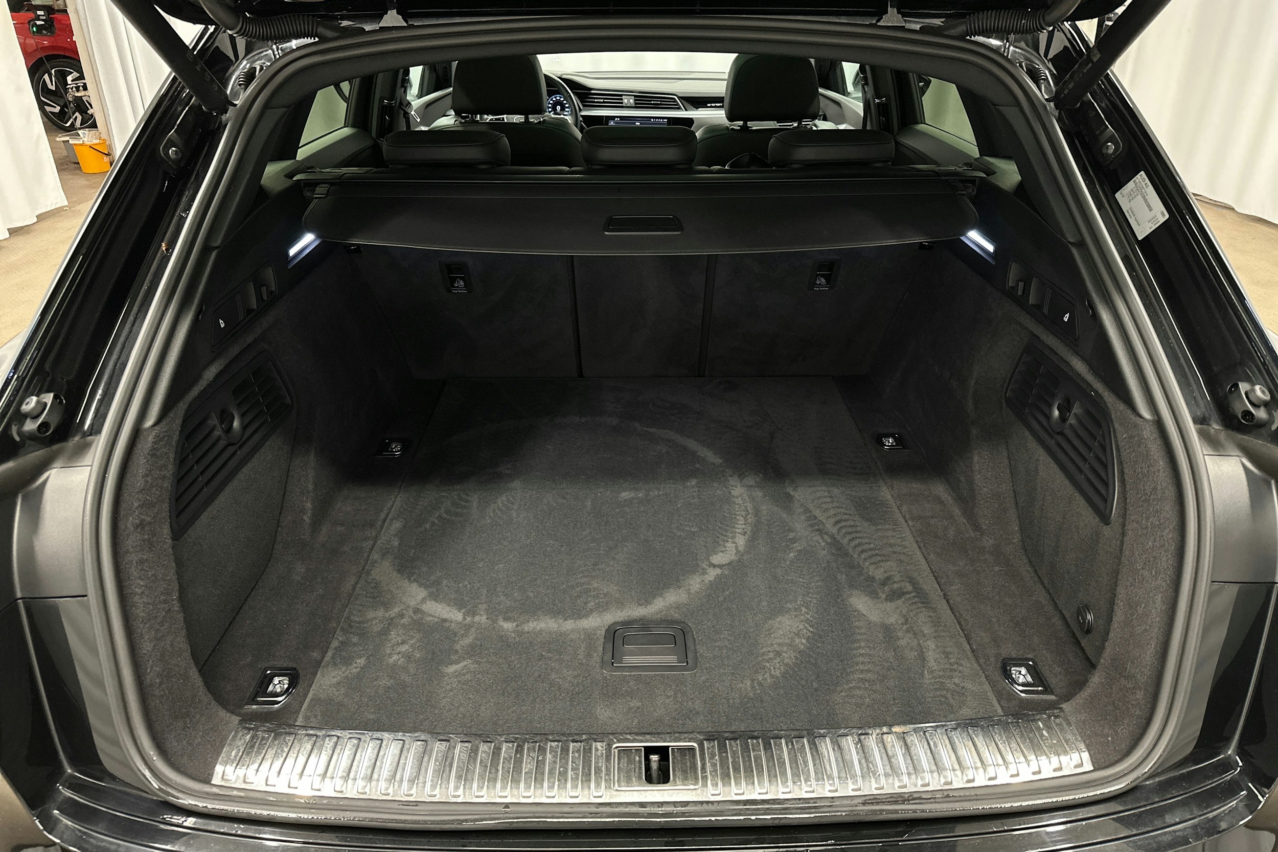 musta Audi e-tron 2022 kuva 13.