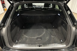 musta Audi e-tron 2022 kuva 13.