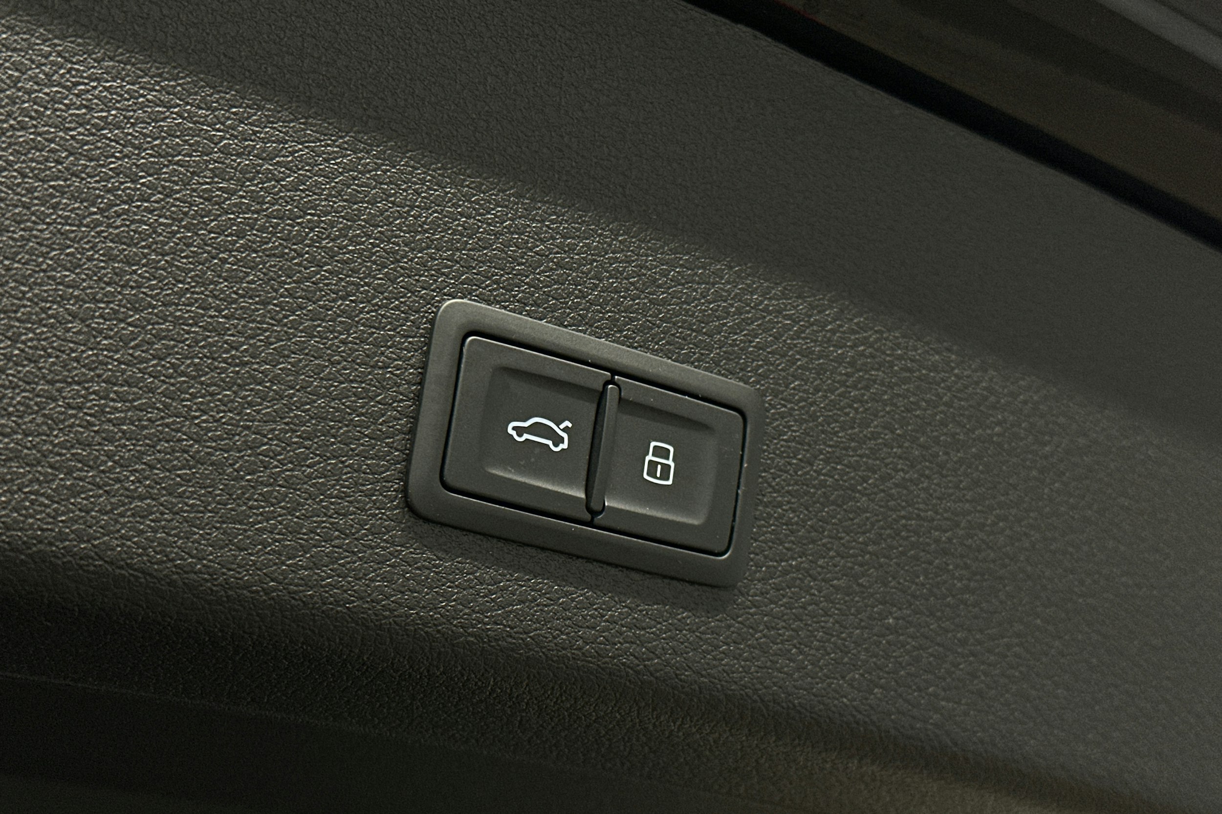 musta Audi e-tron 2022 kuva 14.