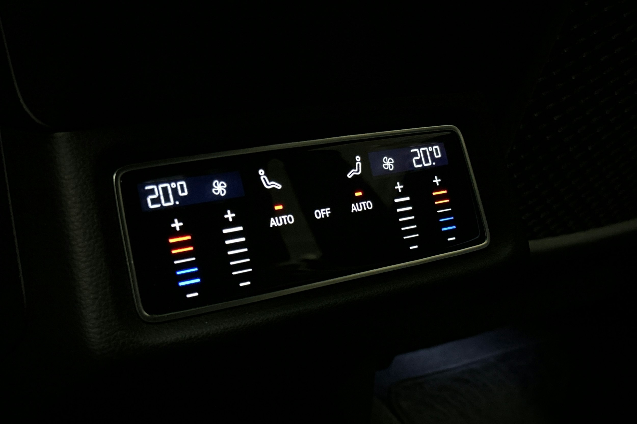 musta Audi e-tron 2022 kuva 15.