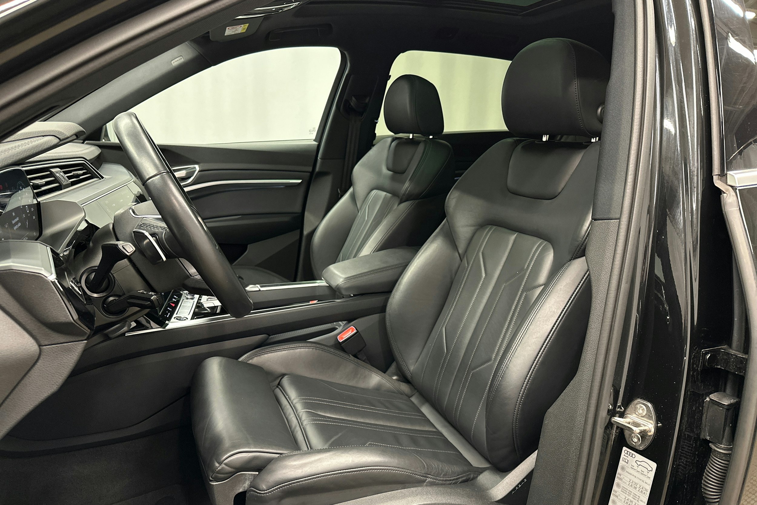 musta Audi e-tron 2022 kuva 16.