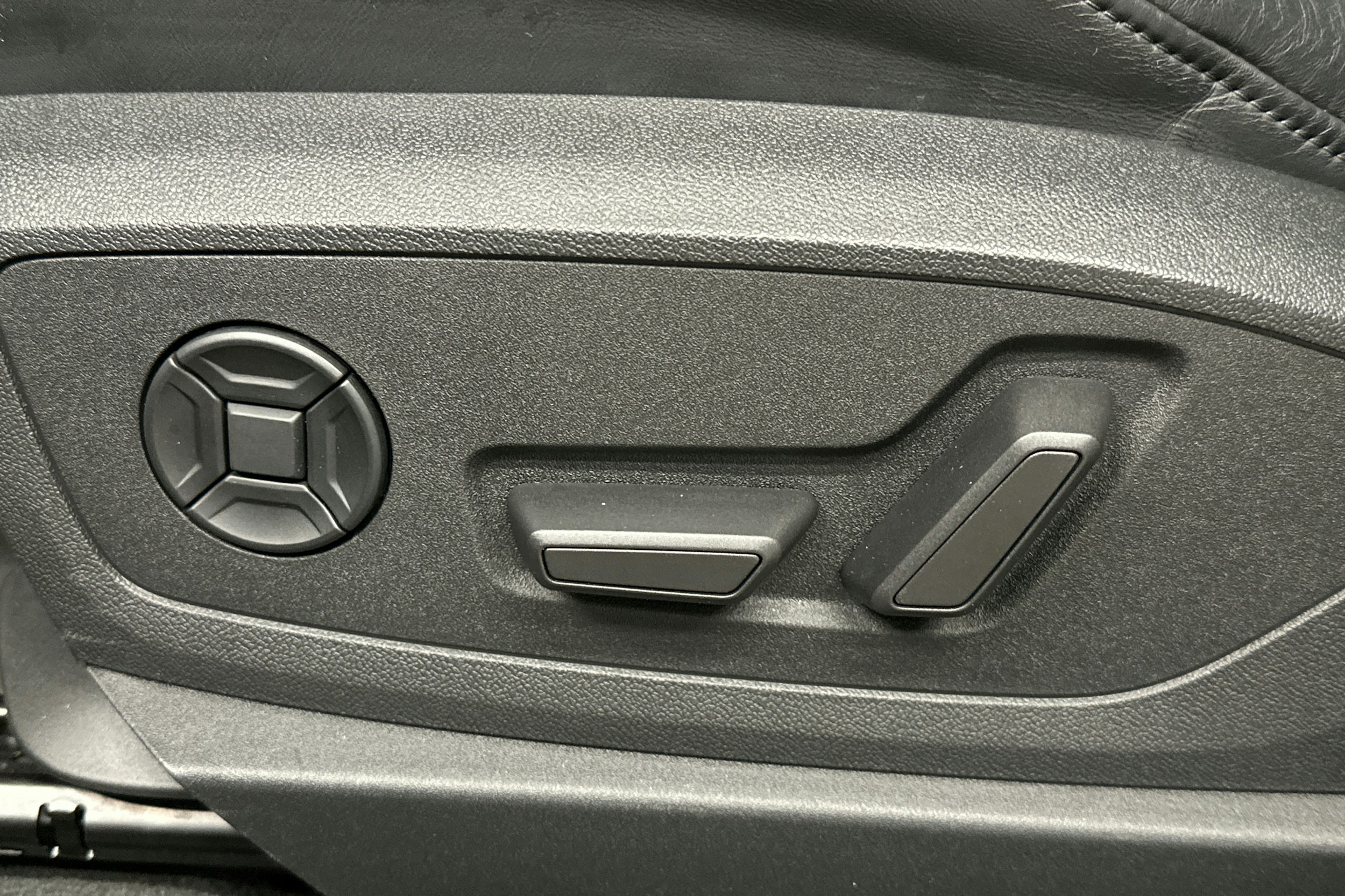 musta Audi e-tron 2022 kuva 17.