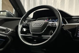 musta Audi e-tron 2022 kuva 19.