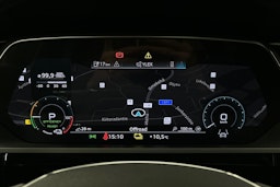 musta Audi e-tron 2022 kuva 23.