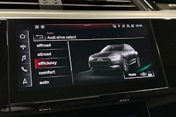 musta Audi e-tron 2022 kuva 27.