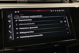 musta Audi e-tron 2022 kuva 29.