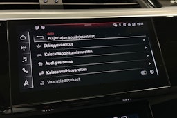 musta Audi e-tron 2022 kuva 30.