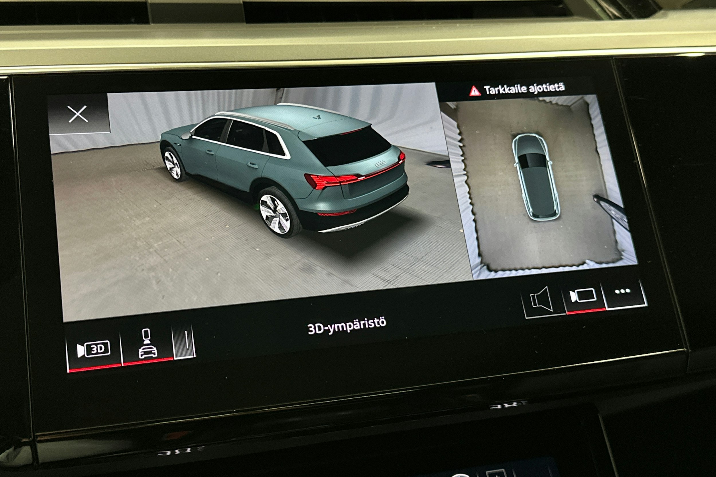 musta Audi e-tron 2022 kuva 32.