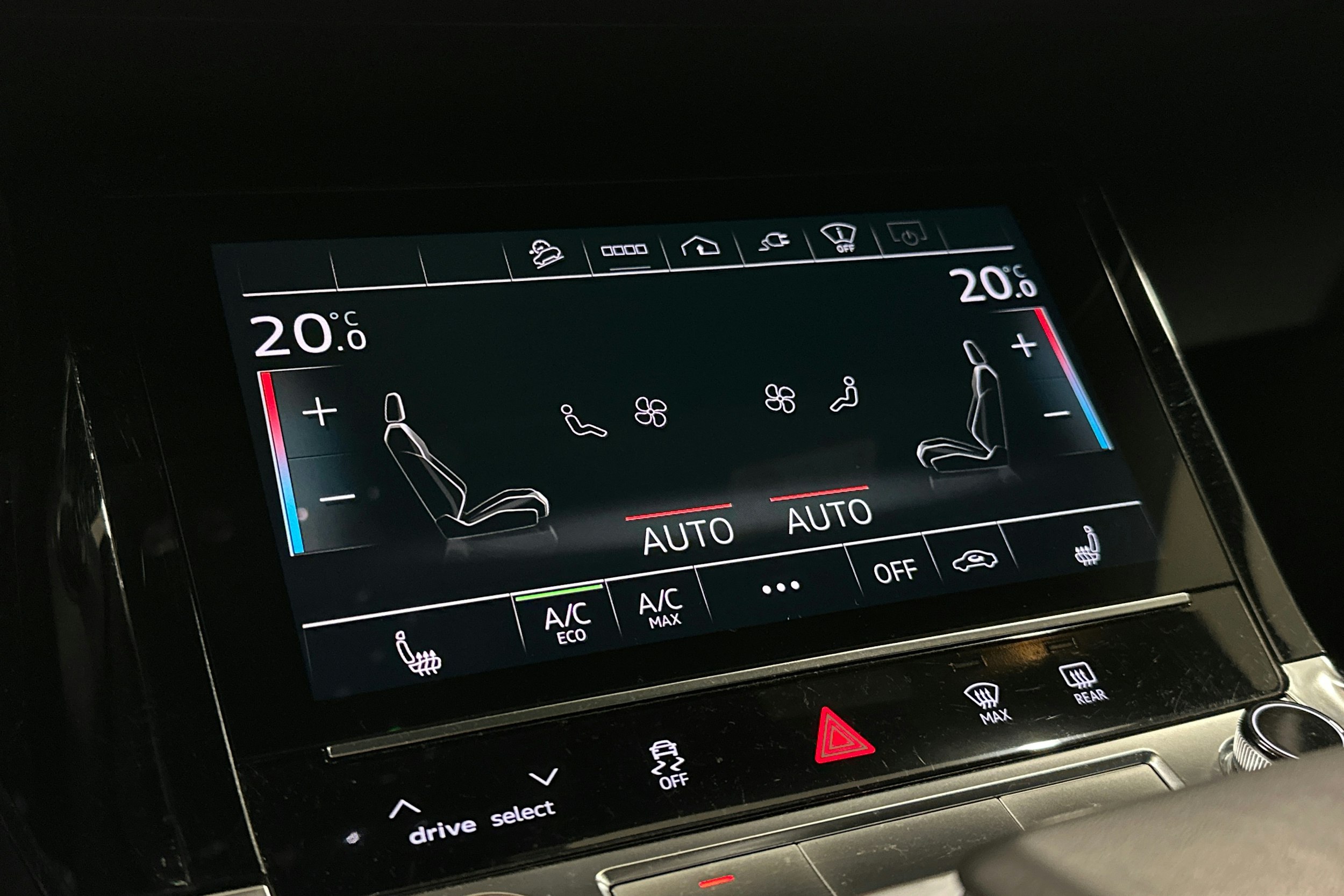 musta Audi e-tron 2022 kuva 33.