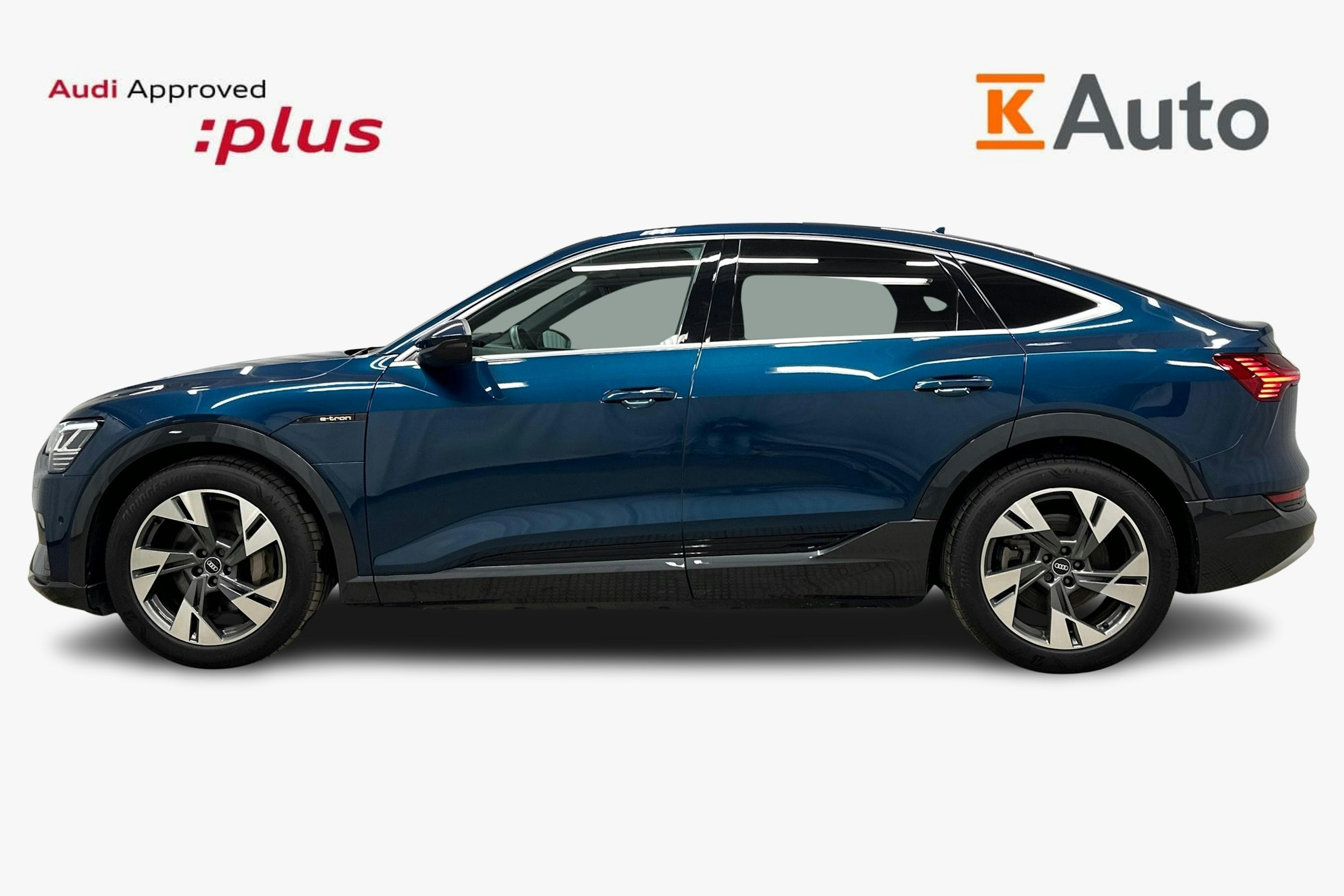 sininen Audi e-tron 2022 kuva 5.