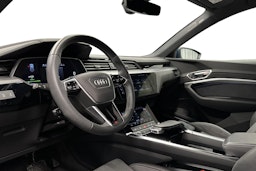 sininen Audi e-tron 2022 kuva 6.