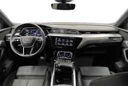 sininen Audi e-tron 2022 kuva 7.