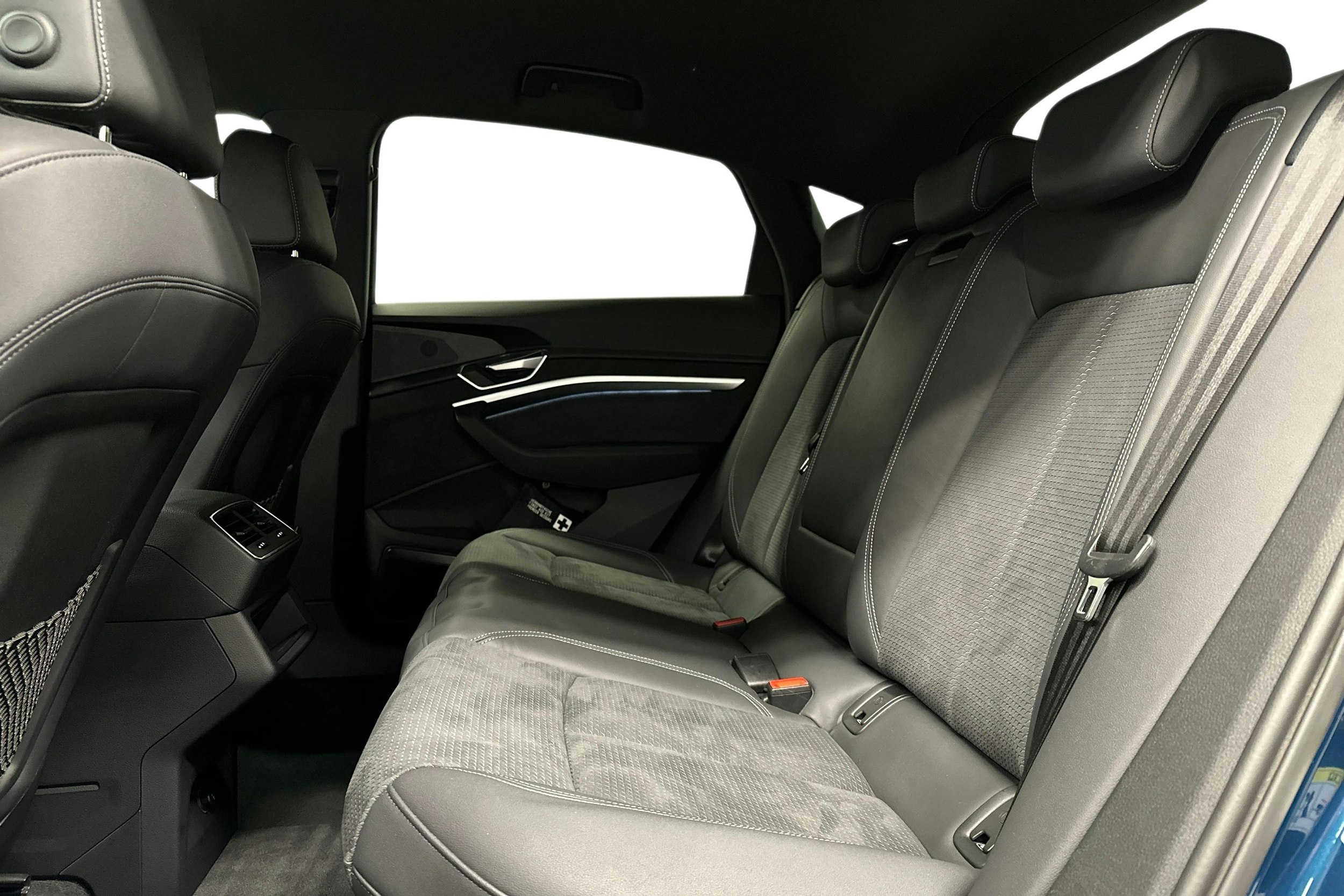 sininen Audi e-tron 2022 kuva 8.