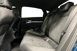 sininen Audi e-tron 2022 kuva 8.