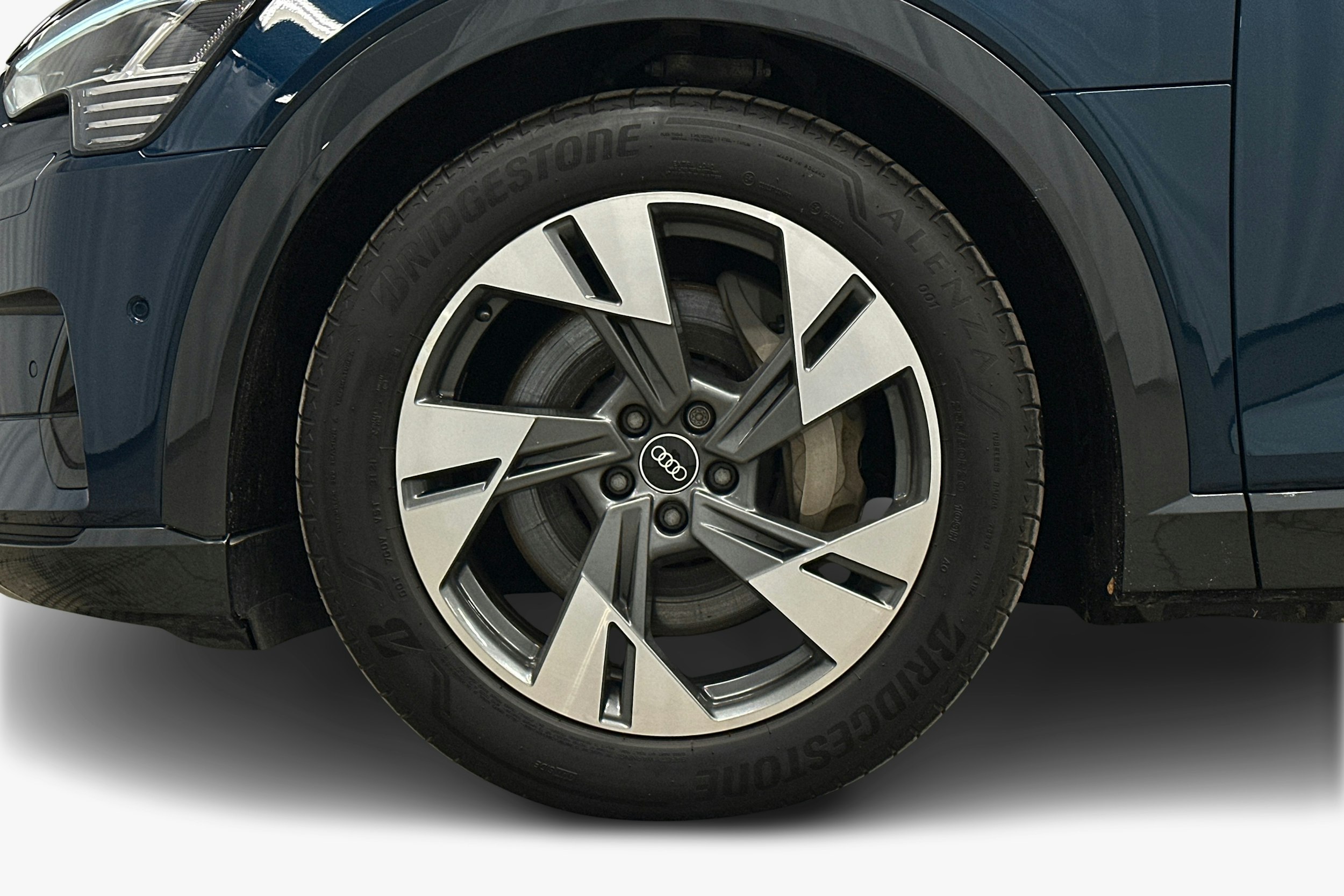 sininen Audi e-tron 2022 kuva 9.