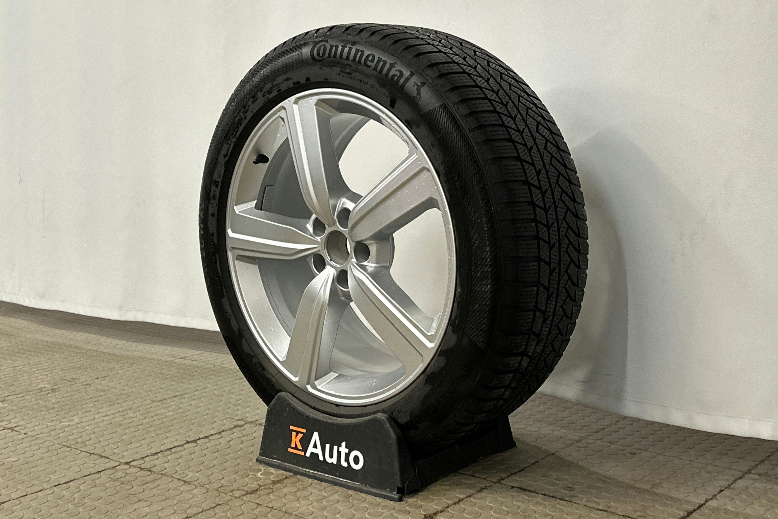 sininen Audi e-tron 2022 kuva 10.