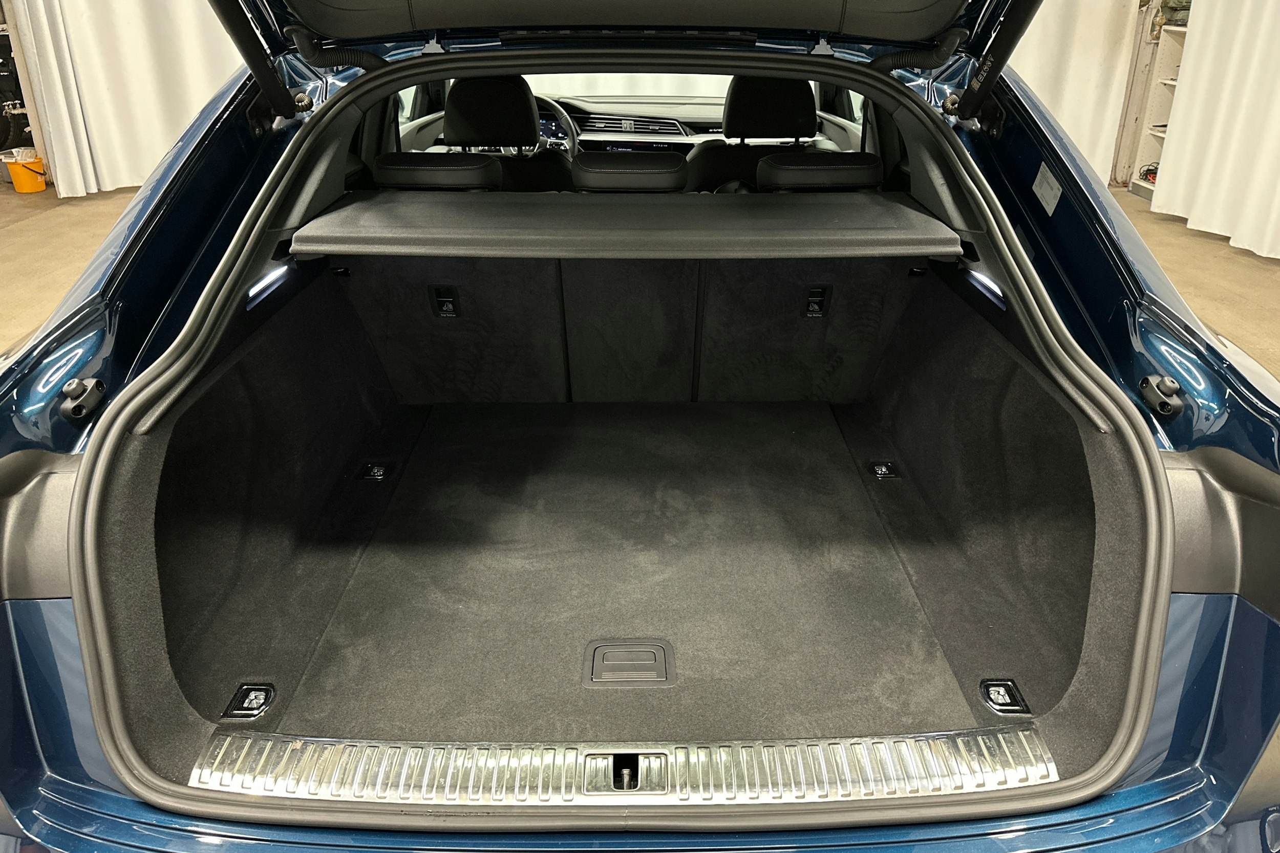 sininen Audi e-tron 2022 kuva 11.