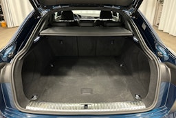 sininen Audi e-tron 2022 kuva 11.