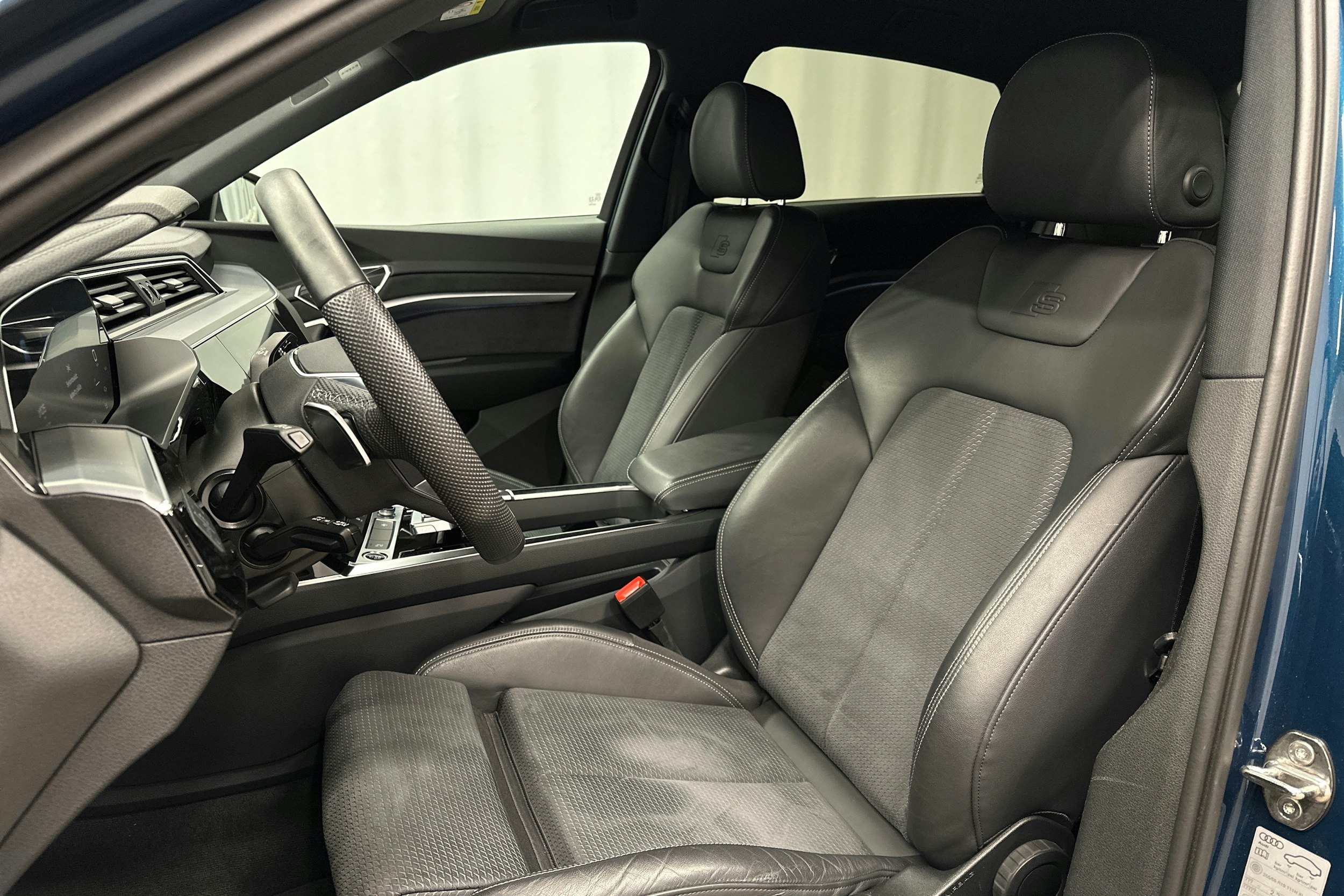 sininen Audi e-tron 2022 kuva 13.
