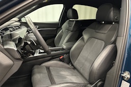 sininen Audi e-tron 2022 kuva 13.