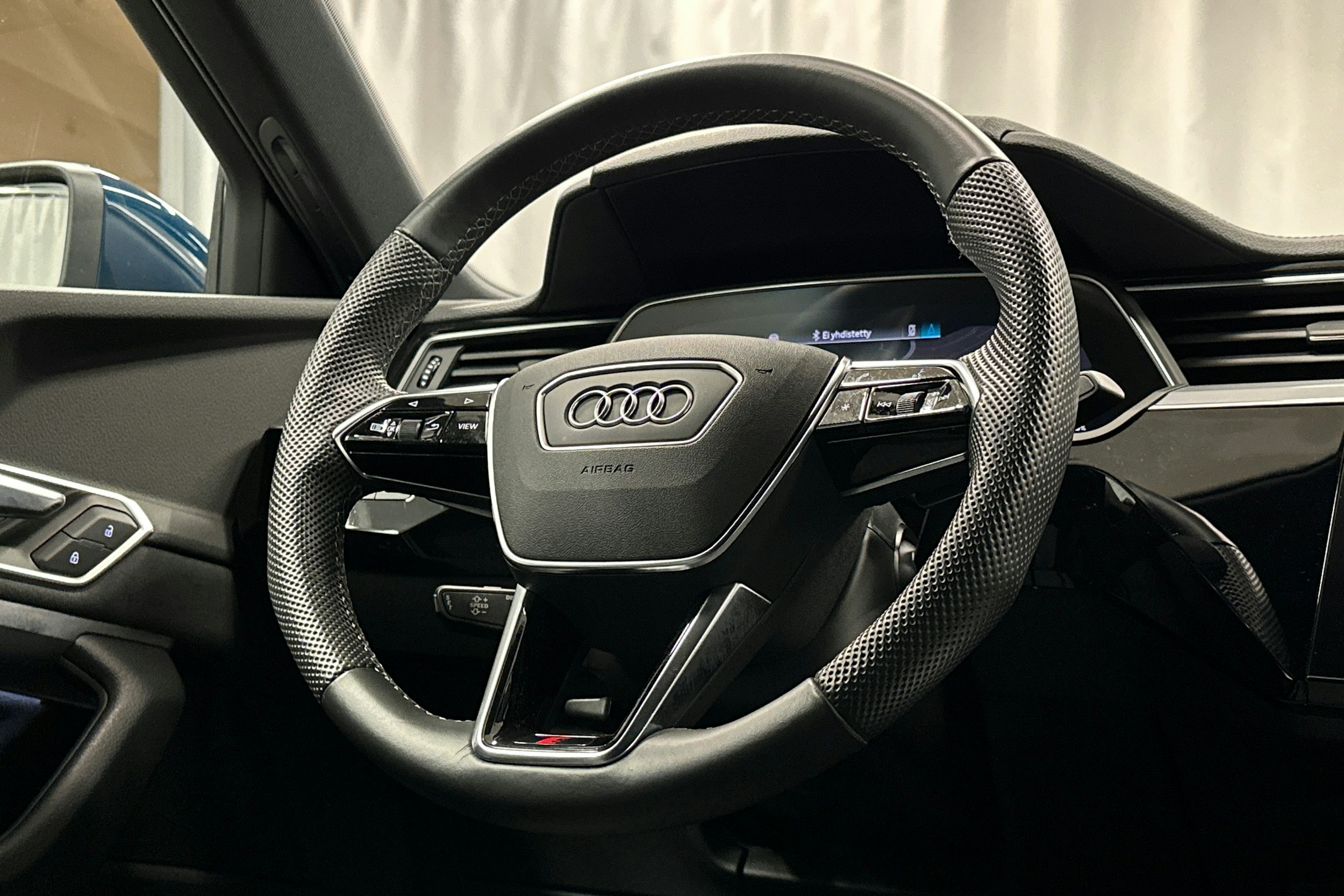 sininen Audi e-tron 2022 kuva 14.