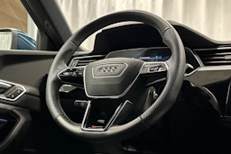 sininen Audi e-tron 2022 kuva 14.