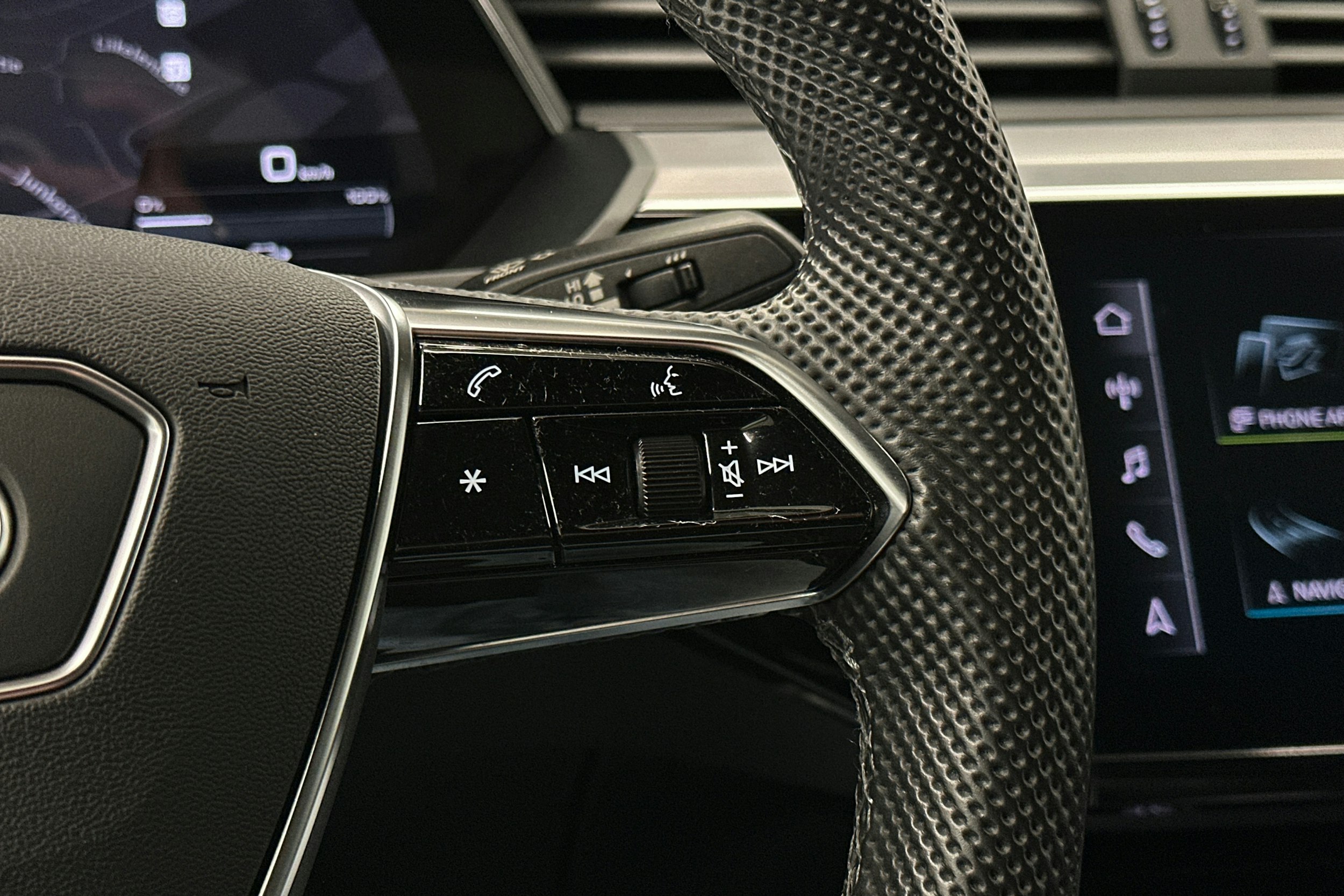 sininen Audi e-tron 2022 kuva 16.