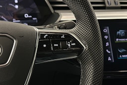 sininen Audi e-tron 2022 kuva 16.