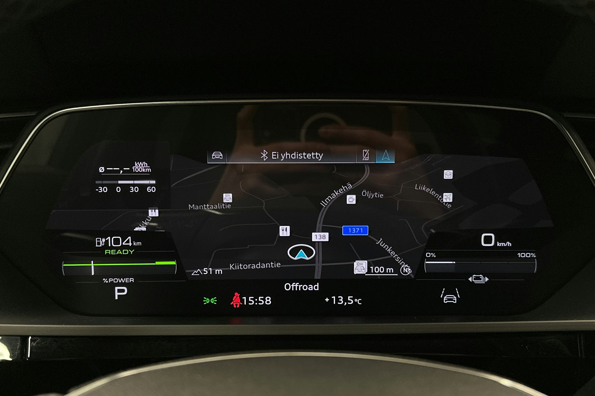 sininen Audi e-tron 2022 kuva 18.