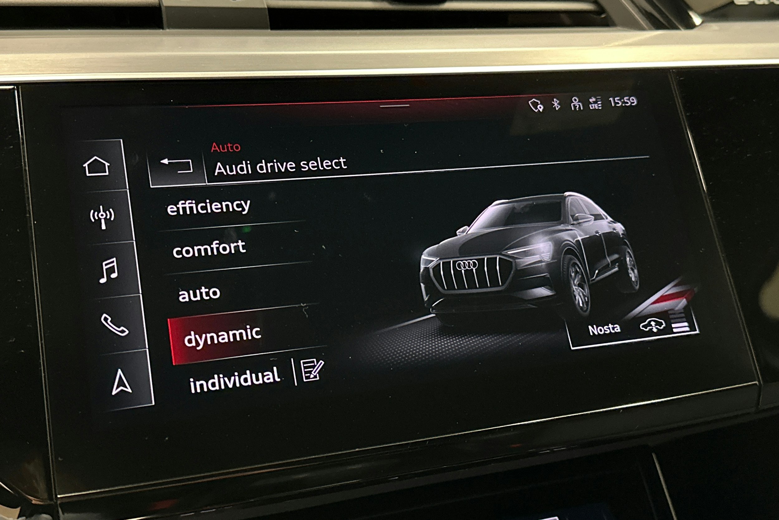 sininen Audi e-tron 2022 kuva 21.