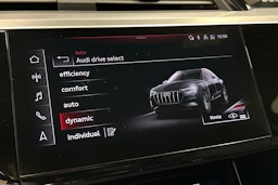 sininen Audi e-tron 2022 kuva 21.