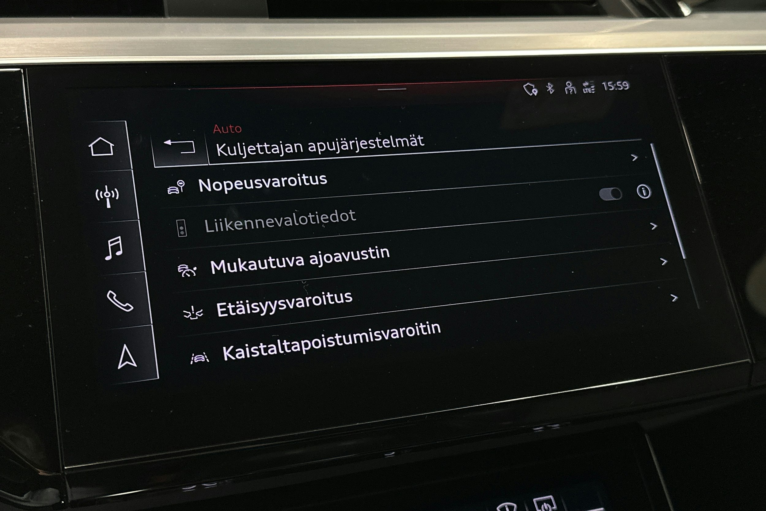 sininen Audi e-tron 2022 kuva 23.