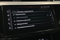 sininen Audi e-tron 2022 kuva 23.