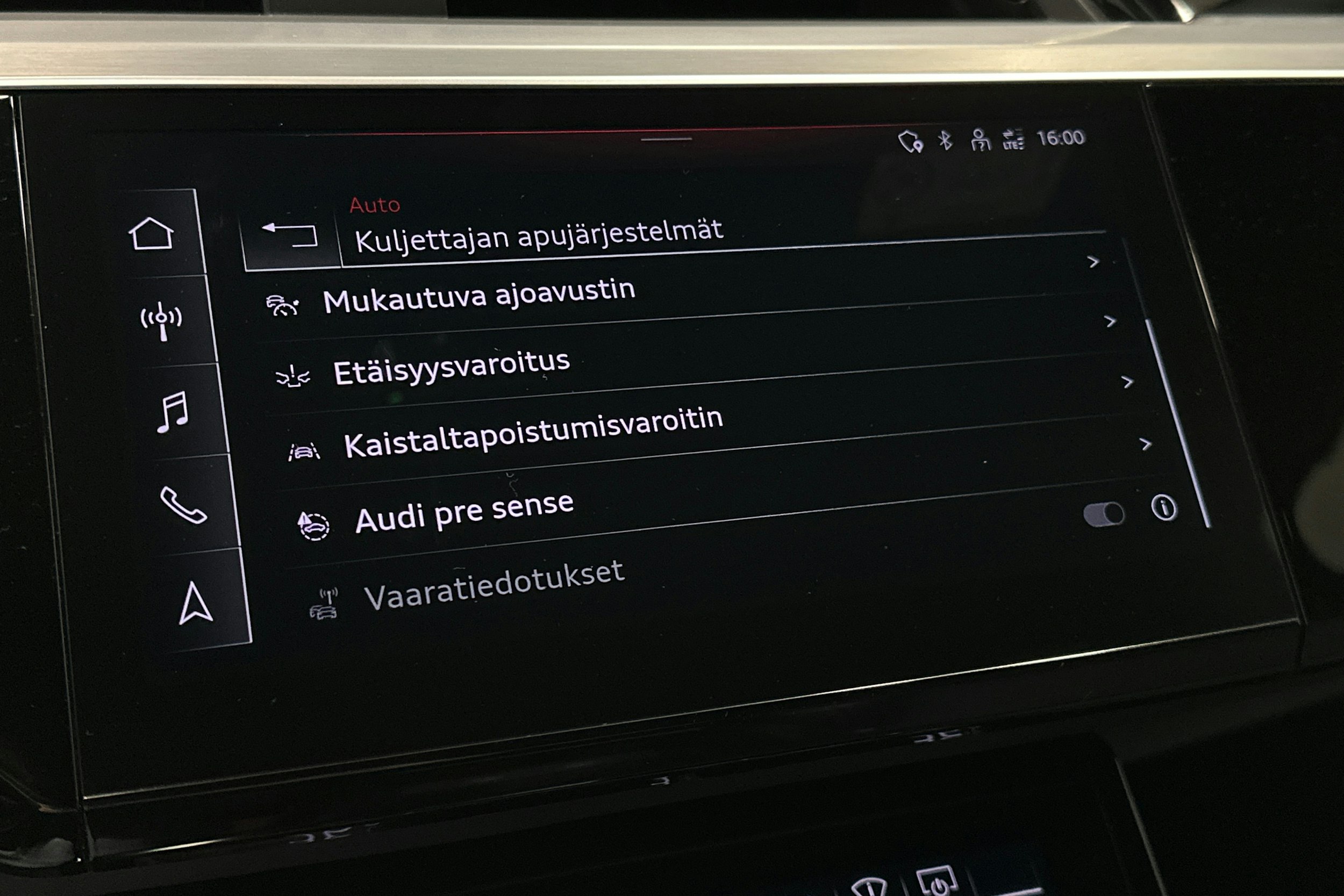 sininen Audi e-tron 2022 kuva 24.