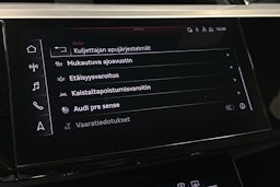 sininen Audi e-tron 2022 kuva 24.